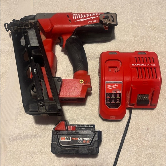 Milwaukee Red Cordless 16ga finish Nail Gun Kit - Picture 2 of 6